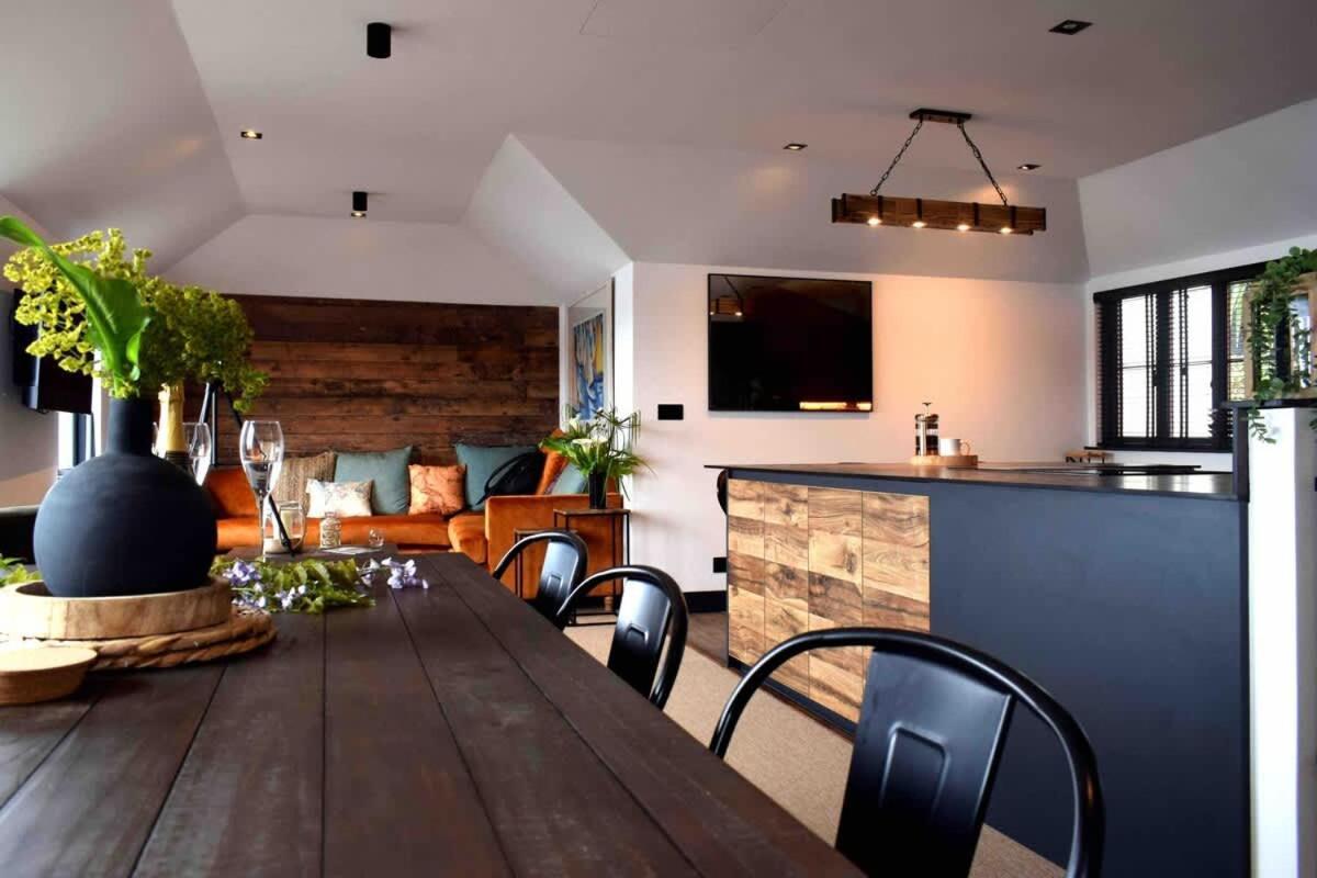 Stunning Waterfront Apartment With Spectacular Views & Parking At 'Captains Loft' فالموث المظهر الخارجي الصورة