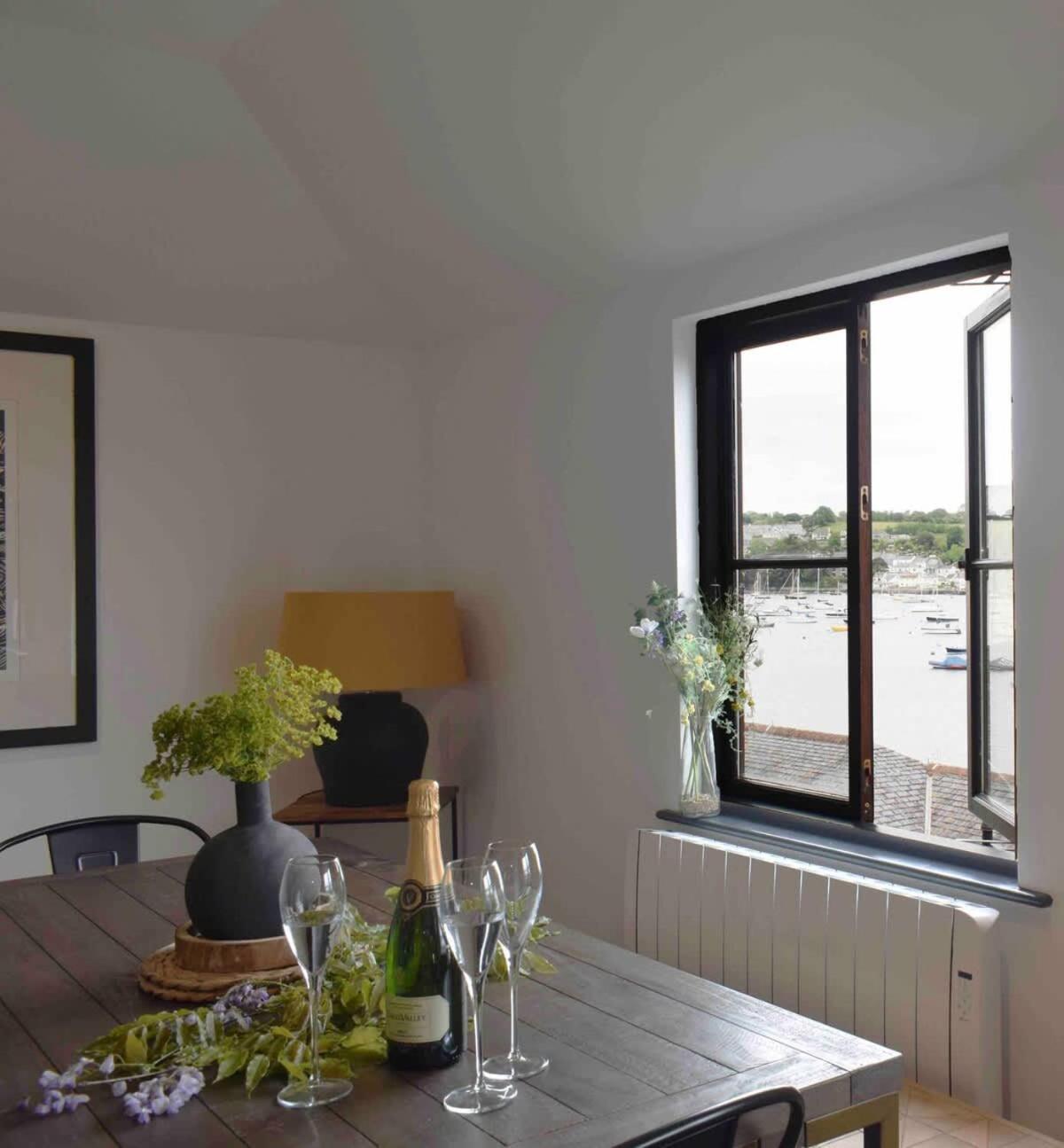 Stunning Waterfront Apartment With Spectacular Views & Parking At 'Captains Loft' فالموث المظهر الخارجي الصورة