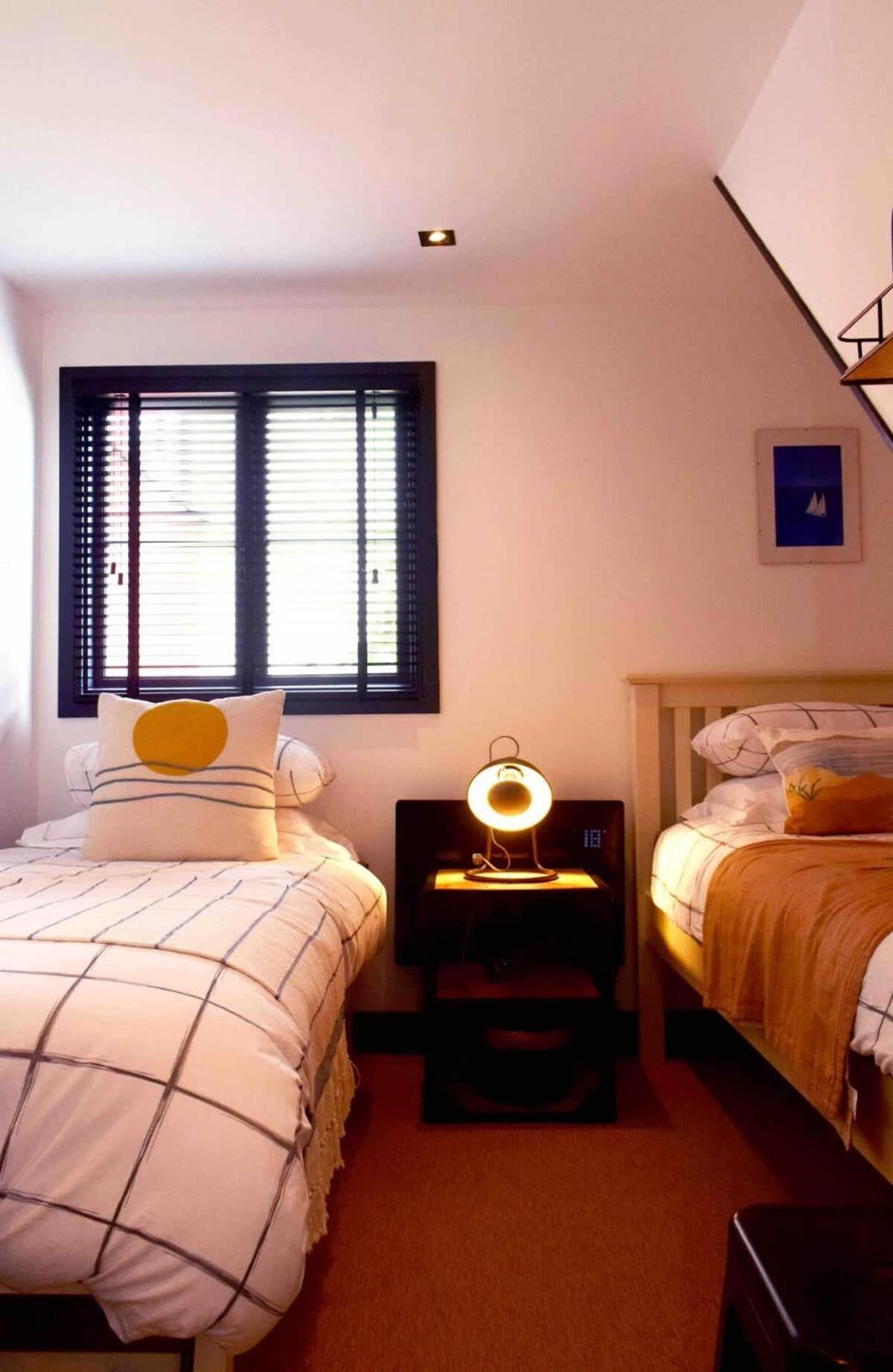 Stunning Waterfront Apartment With Spectacular Views & Parking At 'Captains Loft' فالموث المظهر الخارجي الصورة