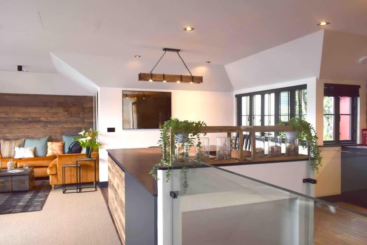 Stunning Waterfront Apartment With Spectacular Views & Parking At 'Captains Loft' فالموث المظهر الخارجي الصورة